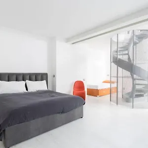 Appartement Unique 4 Storey House On Naviglio 4bd, 4bt, Milan